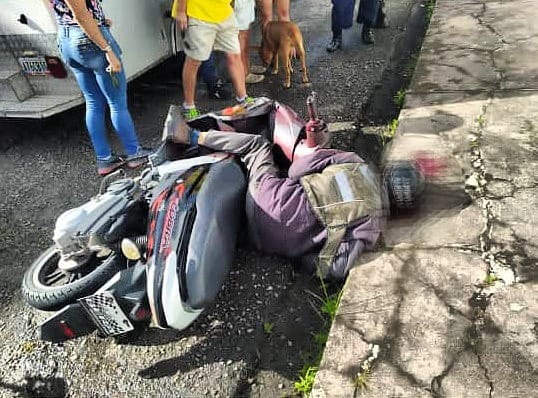 mayevillanueva's tweet photo. #Táchira 2 hombres se trasladaban en moto por la carrera 9 entre calle 5 y 6 en La Concordia, quienes pretendían cometer un robo a una persona, sin embargo, la víctima sacó a relucir su arma de fuego, hiriendo en el rostro al conductor quien falleció en el acto.
#22Ago https://t.co/nGrfaL2TMx