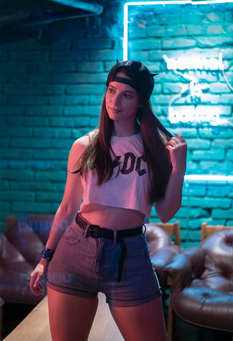 I&rsquo;v always wanted to create pictures with the blue-pink cyberpunk color scheme and yesterday I had a<a href="/tag/residentevil"class="tags"><span>#residentevil</span></a><a href="/tag/adawong"class="tags"><span>#adawong</span></a>