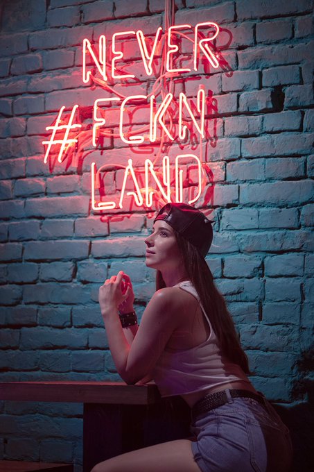 I&rsquo;v always wanted to create pictures with the blue-pink cyberpunk color scheme and yesterday I had a<a href="/tag/residentevil"class="tags"><span>#residentevil</span></a><a href="/tag/adawong"class="tags"><span>#adawong</span></a>