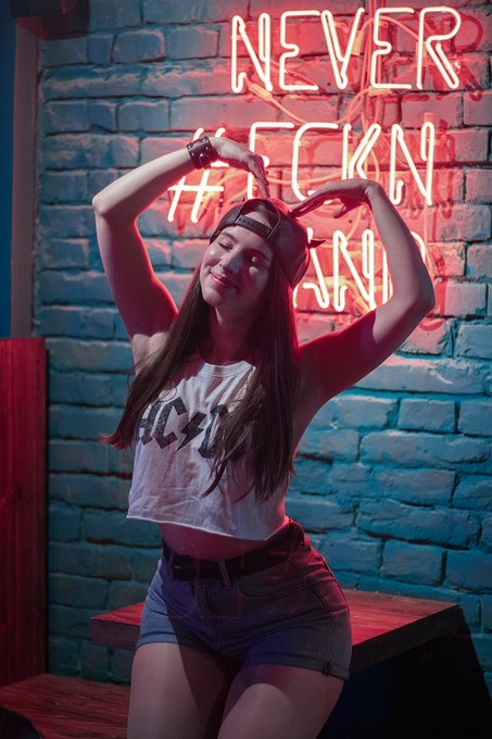 I&rsquo;v always wanted to create pictures with the blue-pink cyberpunk color scheme and yesterday I had a<a href="/tag/residentevil"class="tags"><span>#residentevil</span></a><a href="/tag/adawong"class="tags"><span>#adawong</span></a>