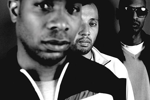 L’exaspération envers les systèmes de consommations et bancaires est également palpable:« Les suceurs de sang jurent fidélitéA Total, Accor, Bouygues, Bolloré,Le fond de l’air est luxembourgeois,La cachet du Quai d’Orsay faisant foi. »