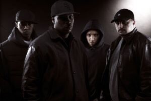 Les bons mots envers la police ont toujours leurs places même si sur cet album, la meilleure des polices est invisible et fait « garder le goût de moisir à crédit dans un putain d’trou! »