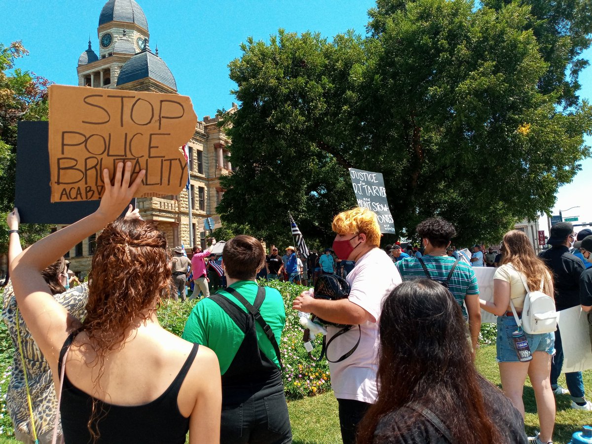 Anjelicaa28's tweet photo. Scenes from today's counter protest to the "Blue Lives Matter" Rally.

#BlackLivesMatter #DentonTX #lild #JusticeForDarius #DariusTarver https://t.co/63AagTBooV