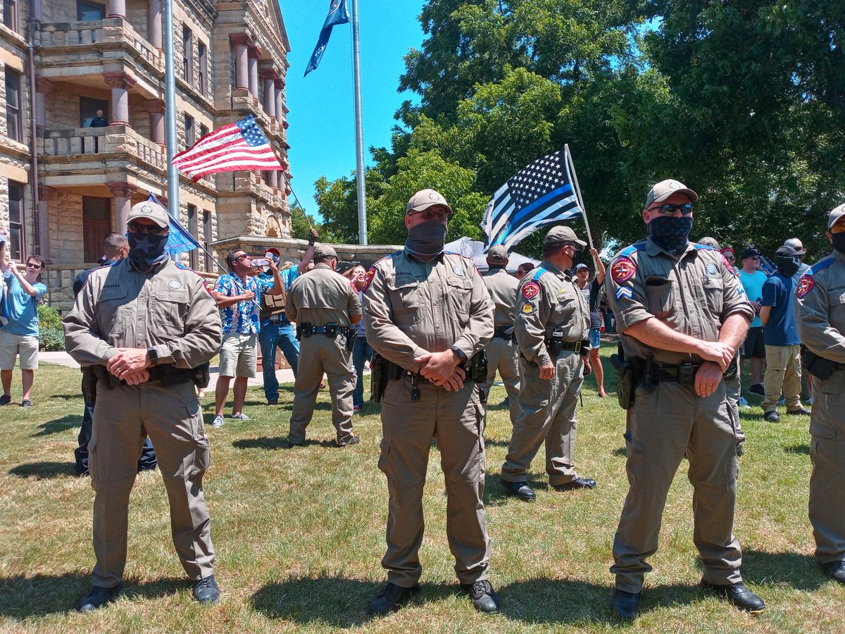 Anjelicaa28's tweet photo. Scenes from today's counter protest to the "Blue Lives Matter" Rally.

#BlackLivesMatter #DentonTX #lild #JusticeForDarius #DariusTarver https://t.co/63AagTBooV
