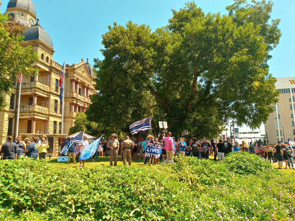 Anjelicaa28's tweet photo. Scenes from today's counter protest to the "Blue Lives Matter" Rally.

#BlackLivesMatter #DentonTX #lild #JusticeForDarius #DariusTarver https://t.co/63AagTBooV