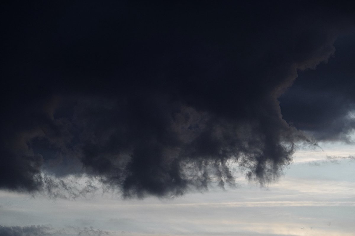 NullPunktNix's tweet photo. Wolkenspinnweben. Und etwas mit einen leuchtenden V im Hintern. https://t.co/dRpTph7d2k