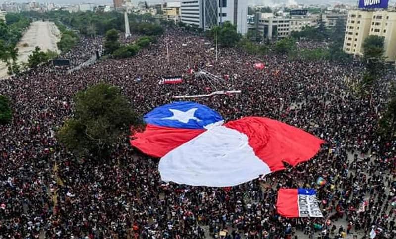 MaraJirn2's tweet photo. Han habido 10 Procesos d Constitución n nuestro país y n ninguno d estos ha tenido participación el pueblo,sólo  han sido redactados ×la oligarquía.Hoy tenemos la oportunidad d hacerla y designar nosotros a los Constituyentes, ×eso hay q  votar ×el #Aprueb
https://t.co/bXmrABMqaK