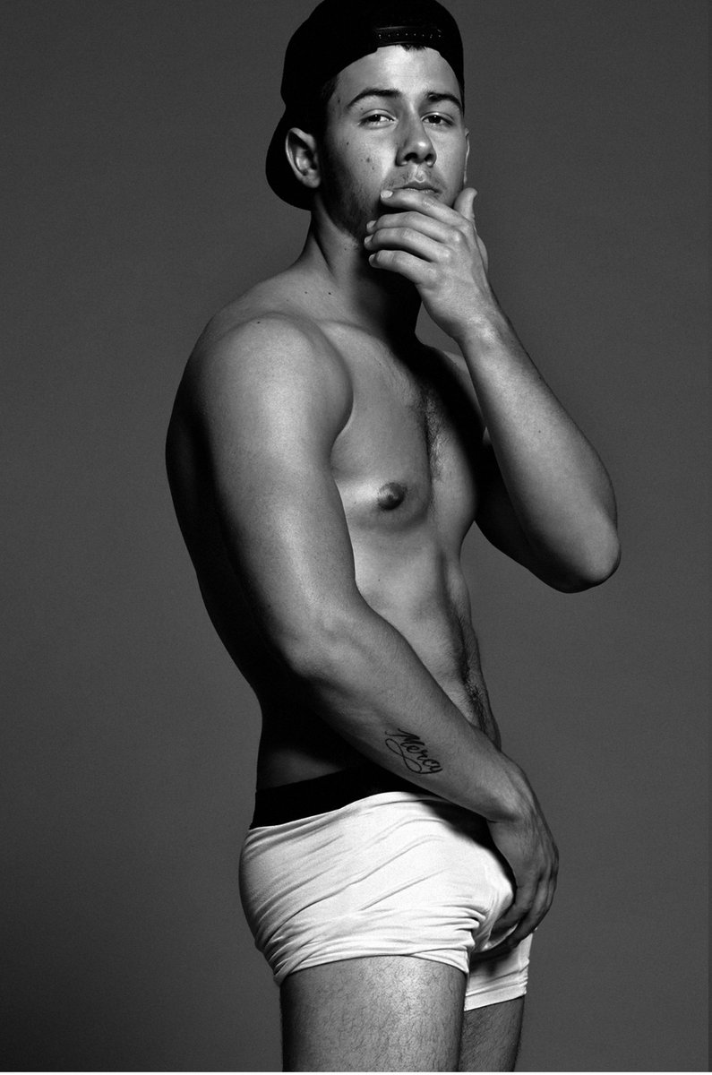 Nothing is more iconic than #NickJonas grabbing his bulge 🥵😋👅🔥🔥🔥🔥🔥🔥🔥#shirtlessstars #shirtlesssingers