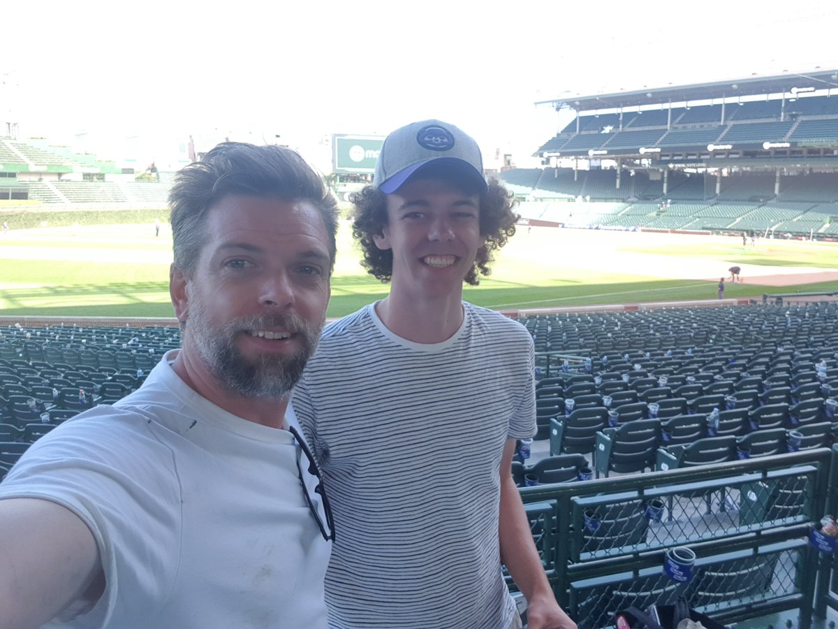 19/08/22 MLB Ballpark 15/30 Wrigley Field  @cubs vs  @sfgiants Shadowed by a local journalism student I had the perfect view to paint the infamous ivy, scoreboard and rooftops. An absolute dream to be within it all. What a diamond! @mitchdudek  @BrianBernardoni  #DiamondsOnCanvas