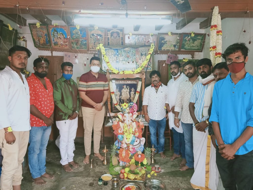 Nishshekar's tweet photo. ಇಂದು ಯಶವಂತಪುರ ವಿಧಾನಸಭಾ ಕ್ಷೇತ್ರ ವ್ಯಾಪ್ತಿಯ ಕೆಂಗೇರಿಯ ಟೊಯೋಟಾ ಗ್ರೂಪ್ ಗಜಾನನ ಯುವಕರ ಸಂಘ ಹಾಗೂ ಕೆಂಗೇರಿ ಕೋಟೆ ಗಣೇಶನ ಉತ್ಸವದಲ್ಲಿ ಭಾಗಿಯಾಗಿ ವಿಘ್ನ ನಿವಾರಕ ಗಣೇಶನ ಪೂಜಾ ಕಾರ್ಯಕ್ರಮದಲ್ಲಿ ಪಾಲ್ಗೊಂಡು ಆಶೀರ್ವಾದ ಪಡೆಯಲಾಯಿತು. 

@STSomashekarMLA @BJP4Karnataka @BJP4India #GaneshChaturthi2020 #GanapatiBappaMorya https://t.co/meIqx3QuHR