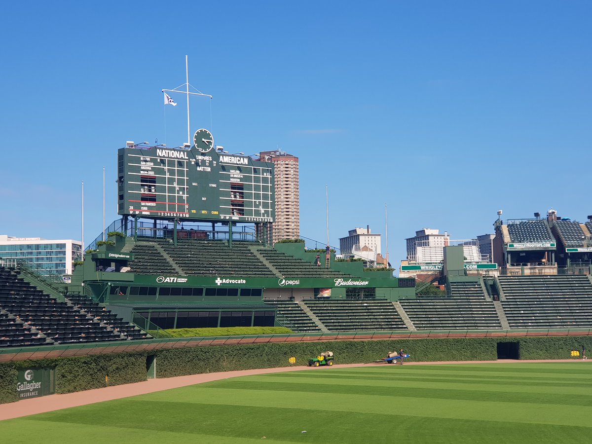19/08/22 MLB Ballpark 15/30 Wrigley Field  @cubs vs  @sfgiants Shadowed by a local journalism student I had the perfect view to paint the infamous ivy, scoreboard and rooftops. An absolute dream to be within it all. What a diamond! @mitchdudek  @BrianBernardoni  #DiamondsOnCanvas