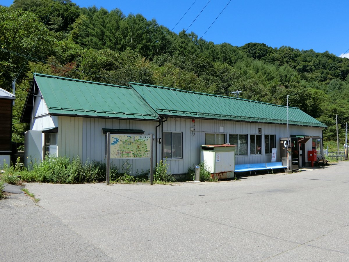あず 小海線 信濃川上駅 9 1から駅舎建て替え工事の為 来年1月まで窓口を閉鎖するみたい 兼掌窓口 の表記が特徴の駅舎でした