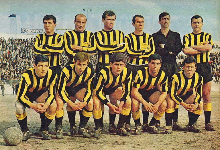 Futbolumuza oyuncu, antrenör ve yönetici olarak büyük hizmetleri olan Tamer Güney’i ( ayakta soldan üçüncü) kaybettik. Üzüntümüz büyük