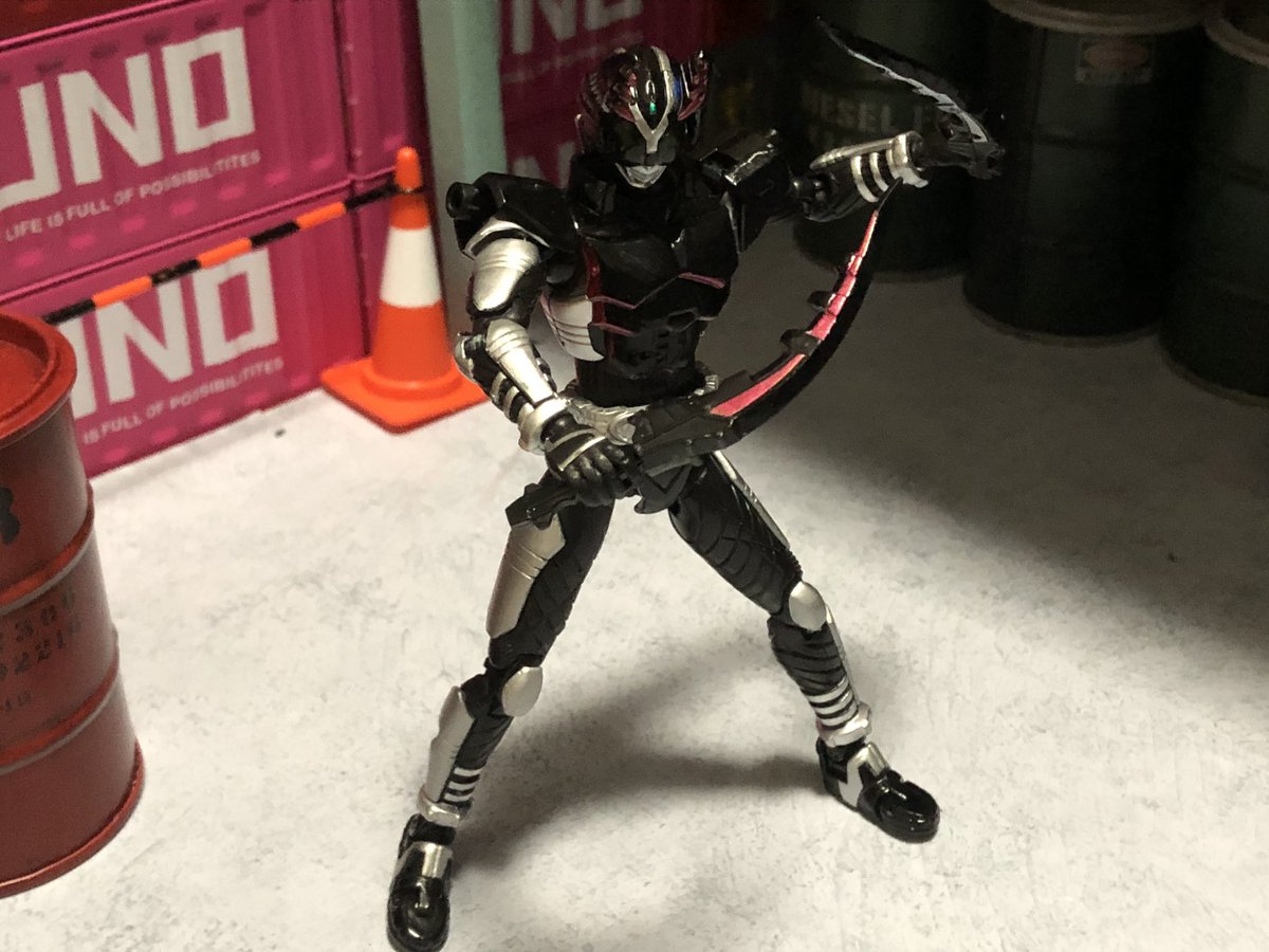 友利 製作アカ 伝説の誤植から誕生した仮面ライダーケタックです 旧カブト系アーツの関節の劣化の修正で思ったより時間かかりましたが ようやく完成です 目の色は少し濃いですが ニチアサフィギュア改造部 造って遊ぼ 謎の男