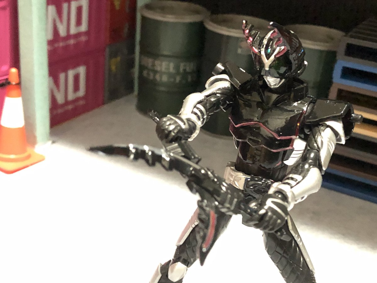 友利 製作アカ 伝説の誤植から誕生した仮面ライダーケタックです 旧カブト系アーツの関節の劣化の修正で思ったより時間かかりましたが ようやく完成です 目の色は少し濃いですが ニチアサフィギュア改造部 造って遊ぼ 謎の男