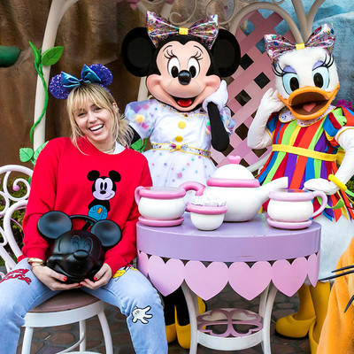"Eu sentia atração por garotas bem antes de sentir atração por homens. Quando eu tinha 11 anos eu pensava que a Minnie Mouse era muito gata, o que foi bom porque eu fui parar na Disney, então minhas chances com a Minnie aumentaram." - Miley Cyrus ao podcast Call Her Daddy