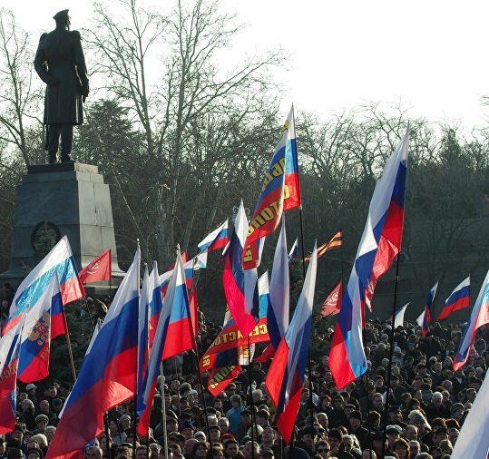 Russia Beyond on X: #OTD in 1918, the Russian tricolor flag was replaced  with the red Soviet flag, until 1991    / X