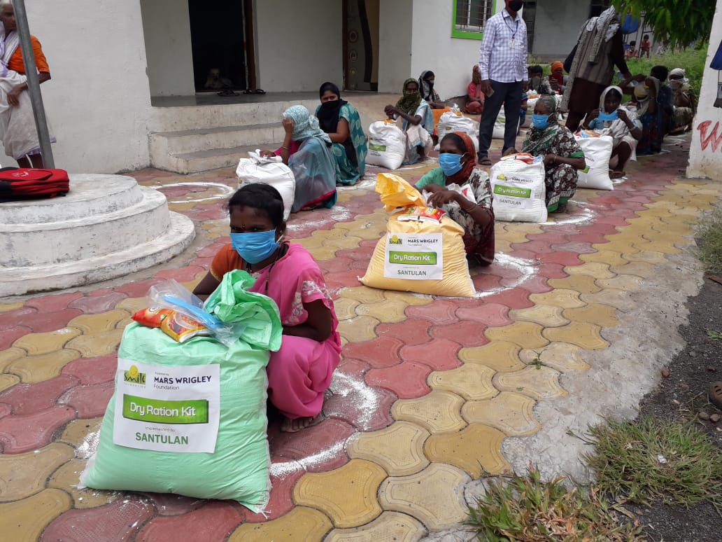 smilefoundation's tweet photo. With the agenda of serving people in this state of emergency, @smilefoundation received the CSR Health Impact Awards under the category of ‘COVID Relief Project (NGOs)’ for its extensive Dry Ration Distribution Program under #Indiashares campaign aimed at aiding people in need. https://t.co/i19OgGTVH4