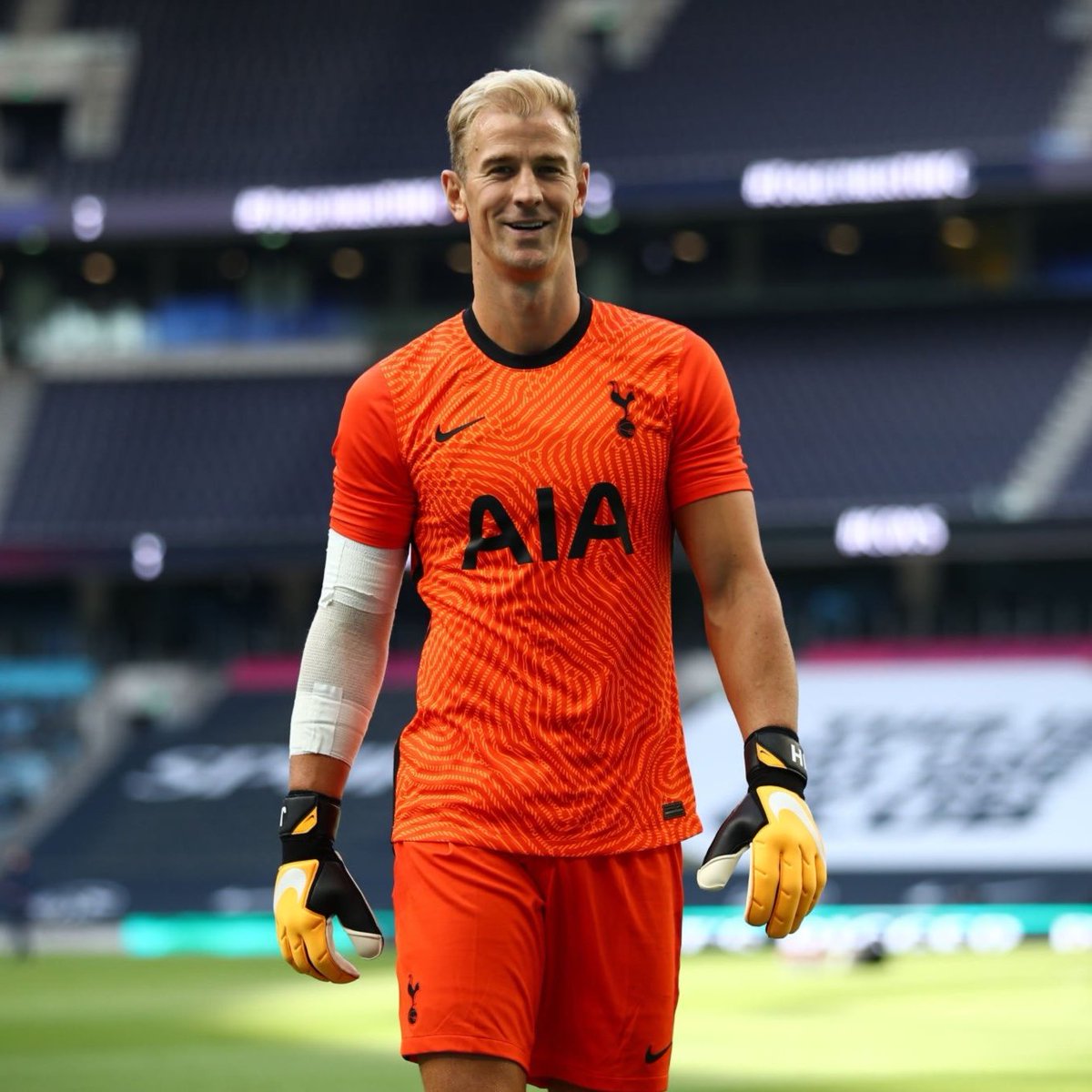 The Spurs Web ⚪️ on Twitter: &quot;🤩 Joe Hart warming up for the second half!… &quot;