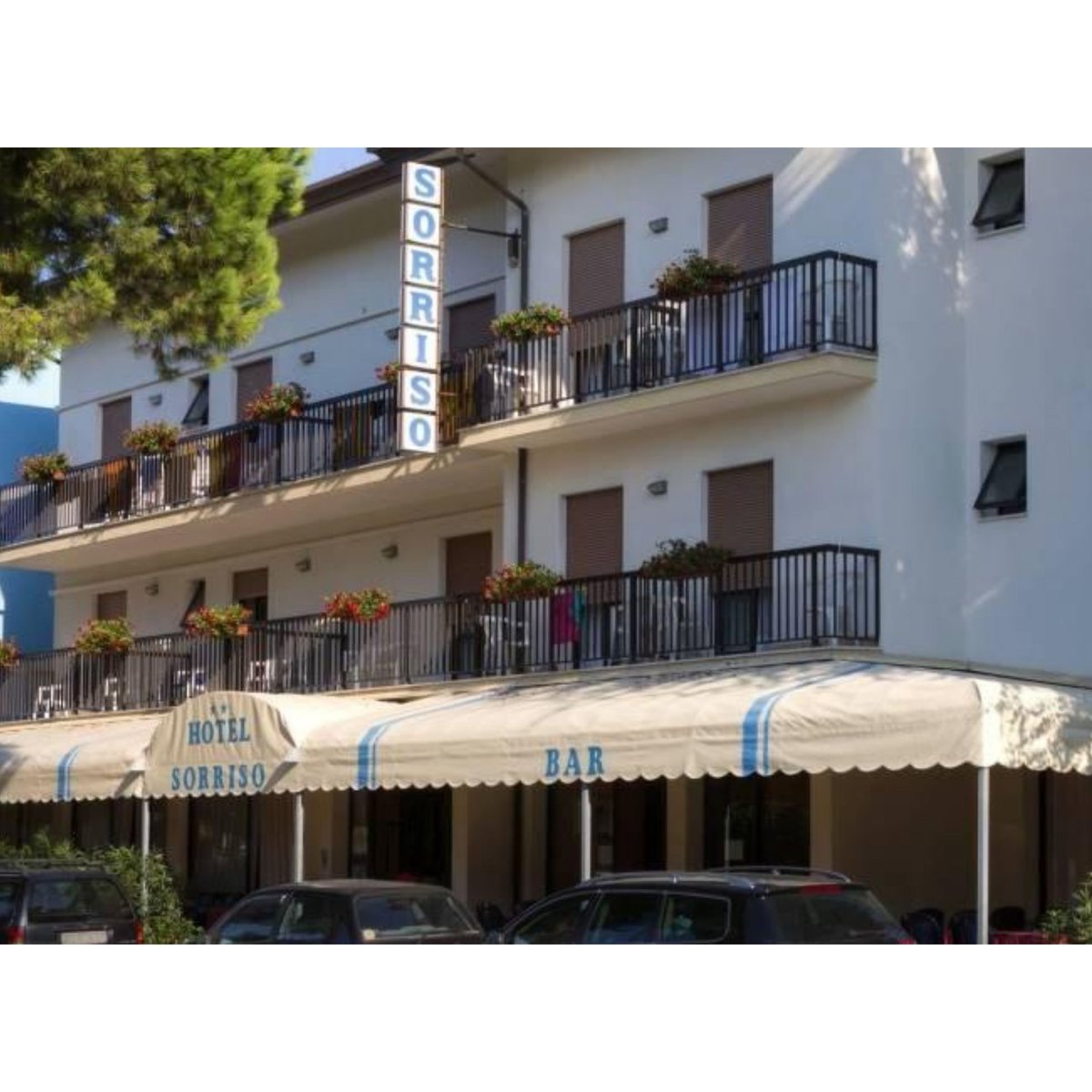 L'hotel Sorriso situato in bella posizione a 50 mt. dal mare sulla spiaggia di Ponente, (vicino ai campi da tennis e al minigolf) offre ai suoi affezionati ospiti un ambiente confortevole e familiare e cucina casalinga. 
ow.ly/ptfk50B6k7g