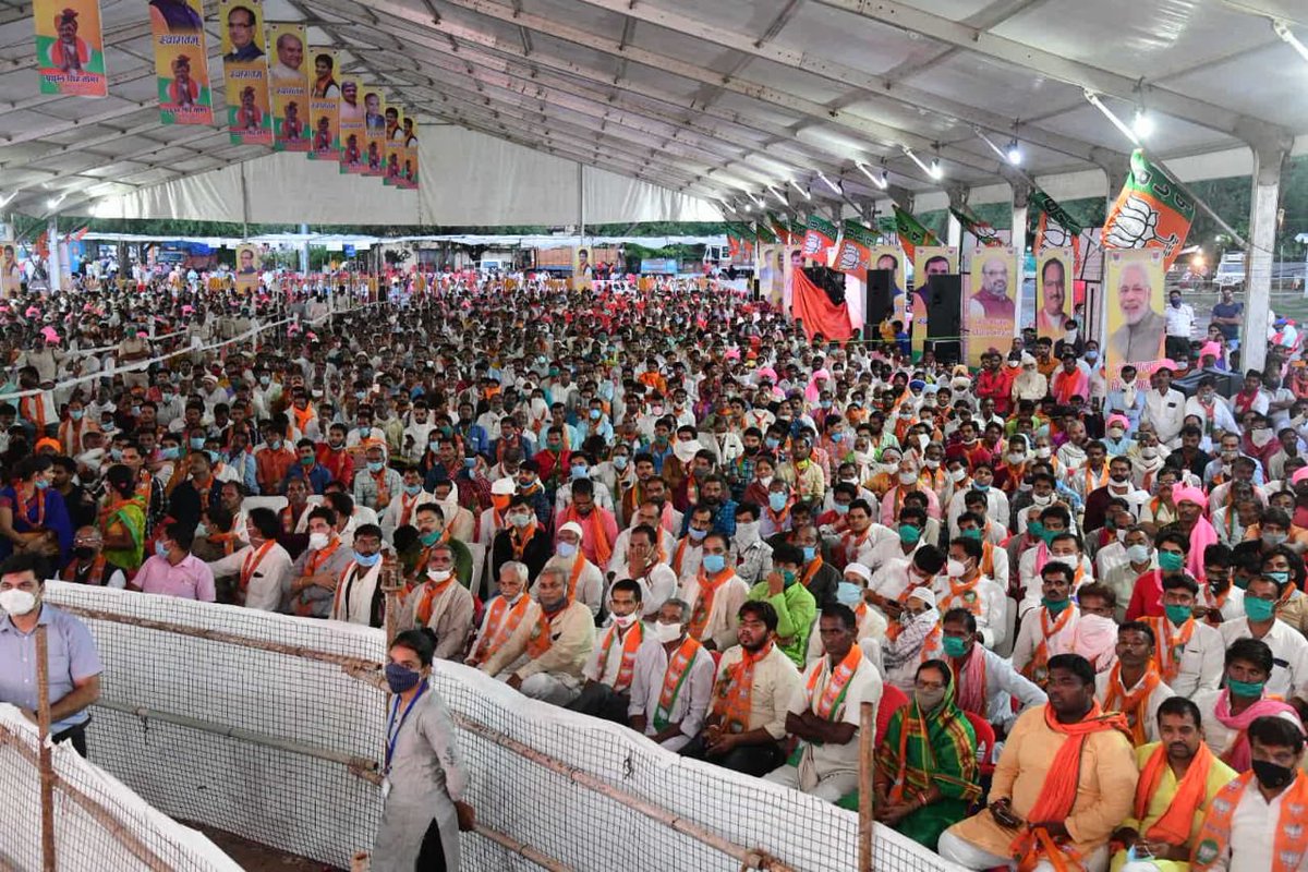 JM_Scindia's tweet photo. नतमस्तक हूँ, आपके प्रेम, स्नेह और समर्थन के लिए। आज ग्वालियर का यह ऐतेहासिक फूलबाग मैदान साक्षी है, जहां पर आपने शिवपुरी, कोलारस, पिछोर से हजारों की संख्या में उपस्थित होकर भाजपा की सदस्यता ग्रहण की - मैं आपको विश्वास दिलाता हूं, की आपके मान-सम्मान में कभी कोई कमी नही आने दूंगा। https://t.co/PU8xnA7fbX