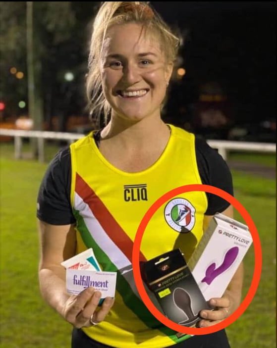 PolyhedronsD's tweet photo. Wait WHAAT??? What team is this? What are they playing at? #calcio #calciofemminile #Football https://t.co/Z489bkLcfh