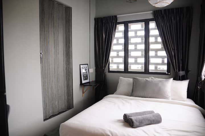 GrayHaus Soho (RM60/night)pernah stay sini, bilik bersih & selasa. paling penting boleh save budget for 2 pax!! - Self check in - Free wifi & aircond- Iron & hairdryer- Public carpark at UTC - Coworking space & lounge areaMore details: https://www.airbnb.com/rooms/24776165?location=ipoh%20&source_impression_id=p3_1598101922_WSeXDtPeeQY5Lvv%2B