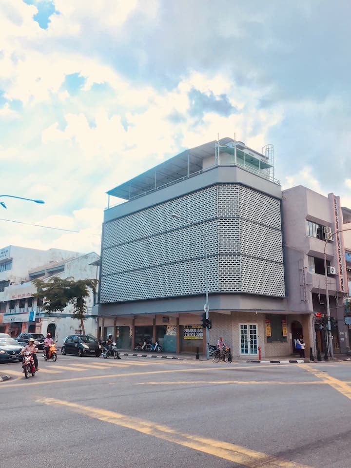 GrayHaus Soho (RM60/night)pernah stay sini, bilik bersih & selasa. paling penting boleh save budget for 2 pax!! - Self check in - Free wifi & aircond- Iron & hairdryer- Public carpark at UTC - Coworking space & lounge areaMore details: https://www.airbnb.com/rooms/24776165?location=ipoh%20&source_impression_id=p3_1598101922_WSeXDtPeeQY5Lvv%2B