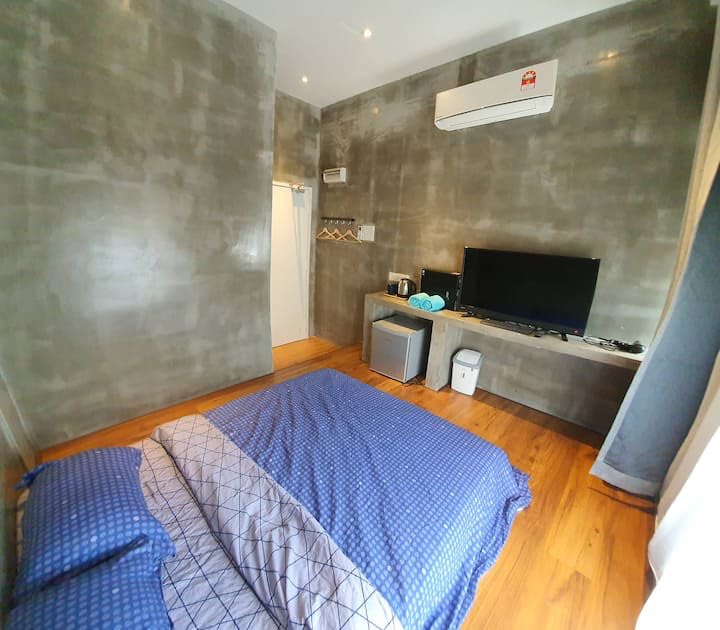 Erica Underwood Guesthouse (RM98/night)This one sesuai untuk yang nak tidur je sebab tak provide dapur tapi nampak luas Eyes- Queen bed - Aircond, wifi & hair dryer - Attached bathroom- Near tourist hotspotMore details: https://airbnb.com/rooms/40293799?location=ipoh%20&source_impression_id=p3_1598102688_%2FOF0%2FEtOLh%2Fu%2By%2BV&guests=2&adults=2