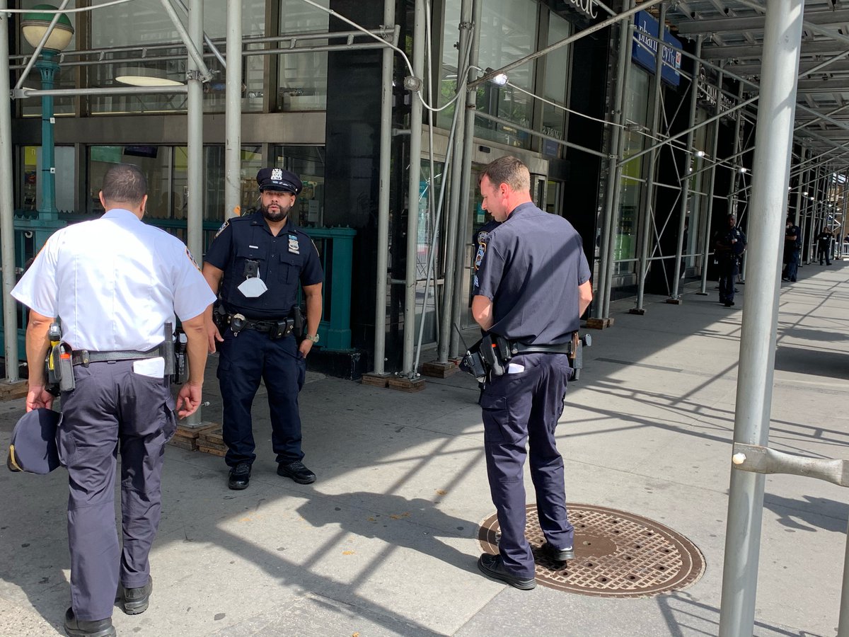 outcastmarc's tweet photo. Of course almost none of the cops are wearing masks. @nypdmaskwatch #NYPDMaskWatch https://t.co/RV8tNfQSyF