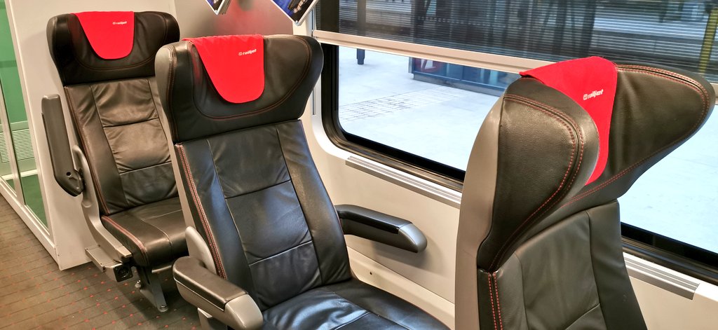 MultimodalT's tweet photo. Mit dem #RJ256 "Vindobona" der @ceskedrahy_ von Praha hl.n. nach Dresden Hbf

#railjet #fernverkehr #ersteklasse #firstclass #googletransit @SiemensMobility https://t.co/Yu1xNDhG1I