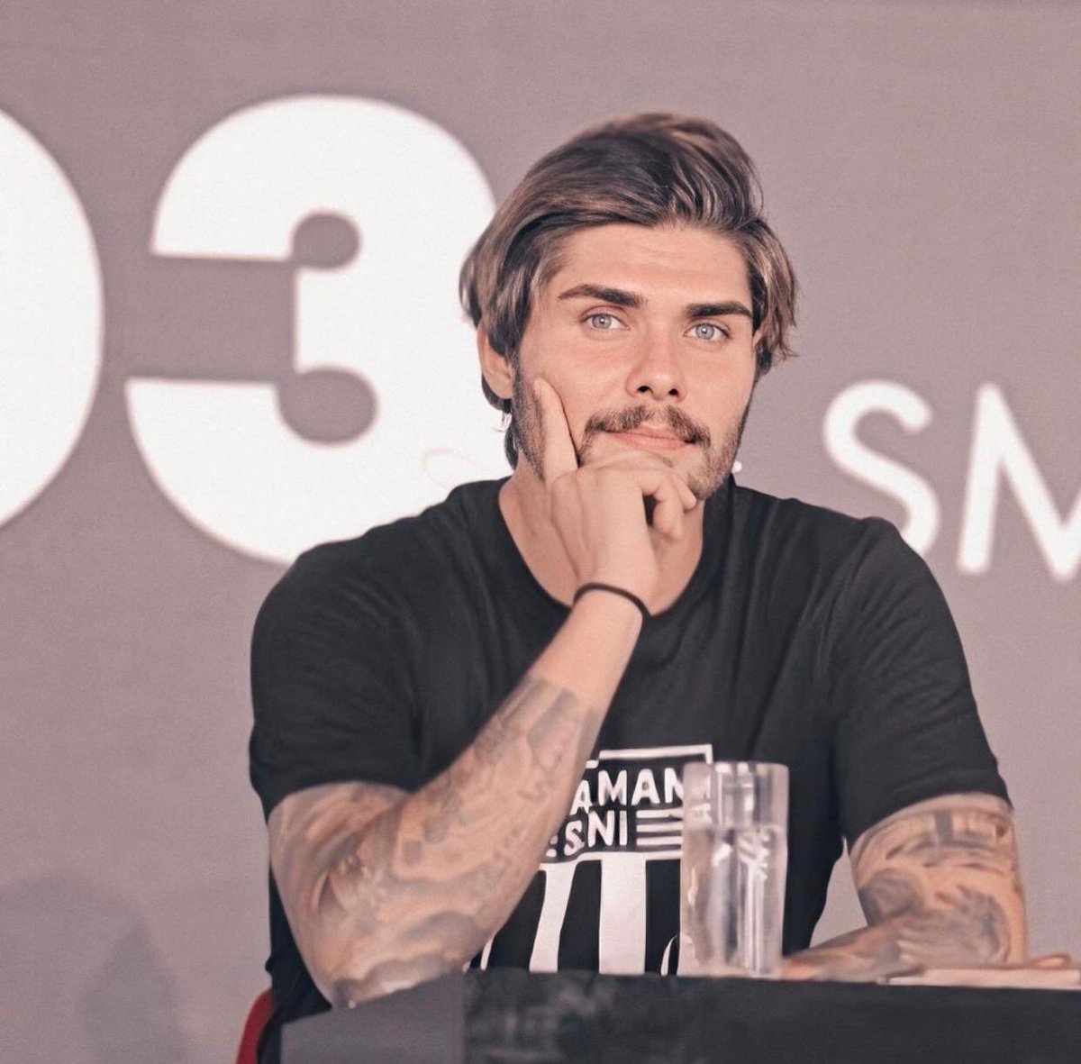 "Kalbinin güzelliği yüzüne vurmuş" sözü seni görene kadar bir anlam ifade etmiyordu. Sen bu cümlenin dile getiriliş sebebisin.

SevdanınAdı BarışMuratYağcı