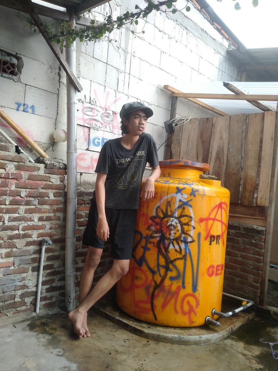 aciltua's tweet photo. Meratapi manusia yang punya duit😭 https://t.co/1x1XpF9bDF