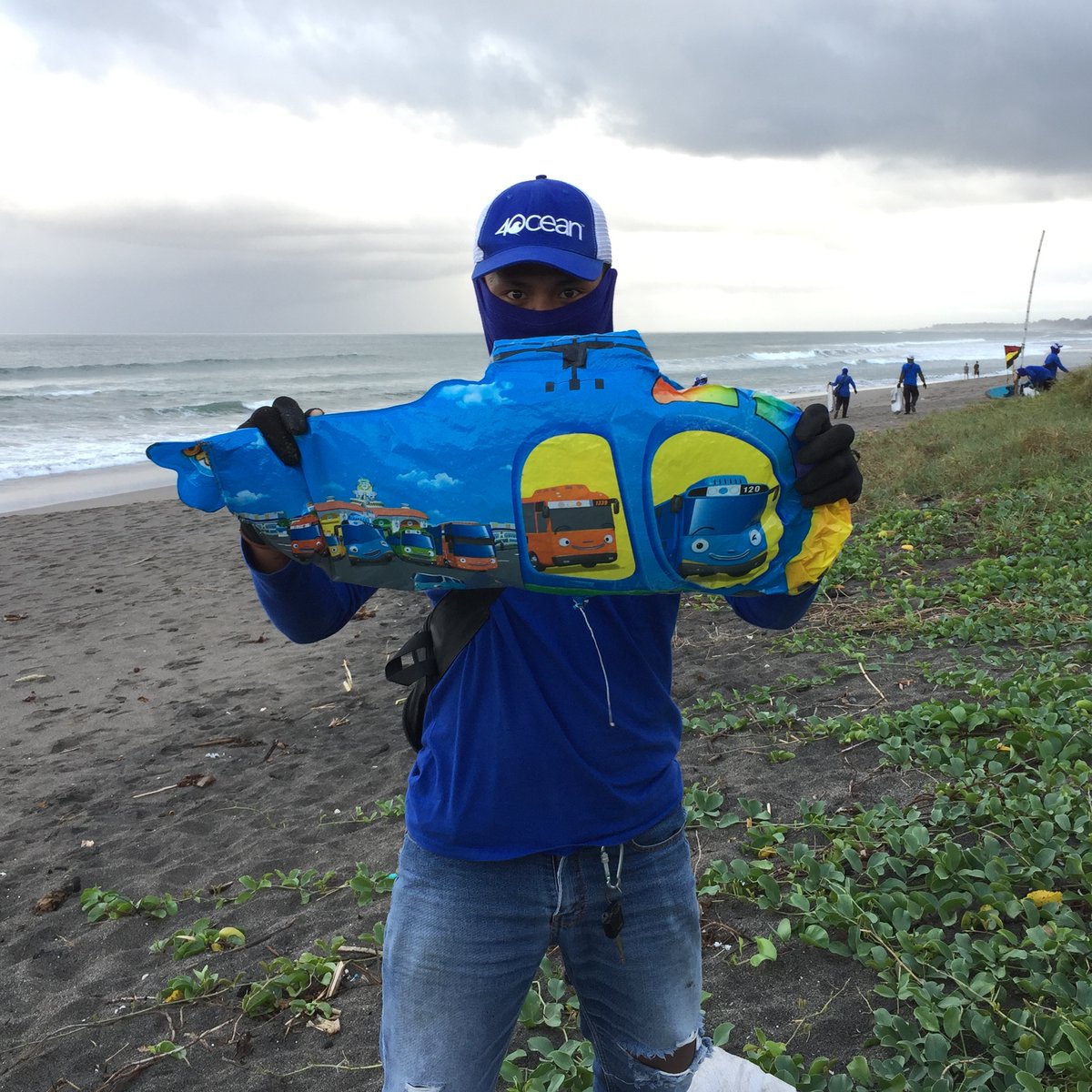 4ocean's tweet photo. A friendly reminder from our cleanup crews that what goes up, must come down 🎈⁠
⁠
Please don't release balloons into the air. They'll deflate and land in the environment. In fact, balloons, fishing gear, and plastic bags are the biggest entanglement threat to marine animals. https://t.co/Tc8VnY3XfI