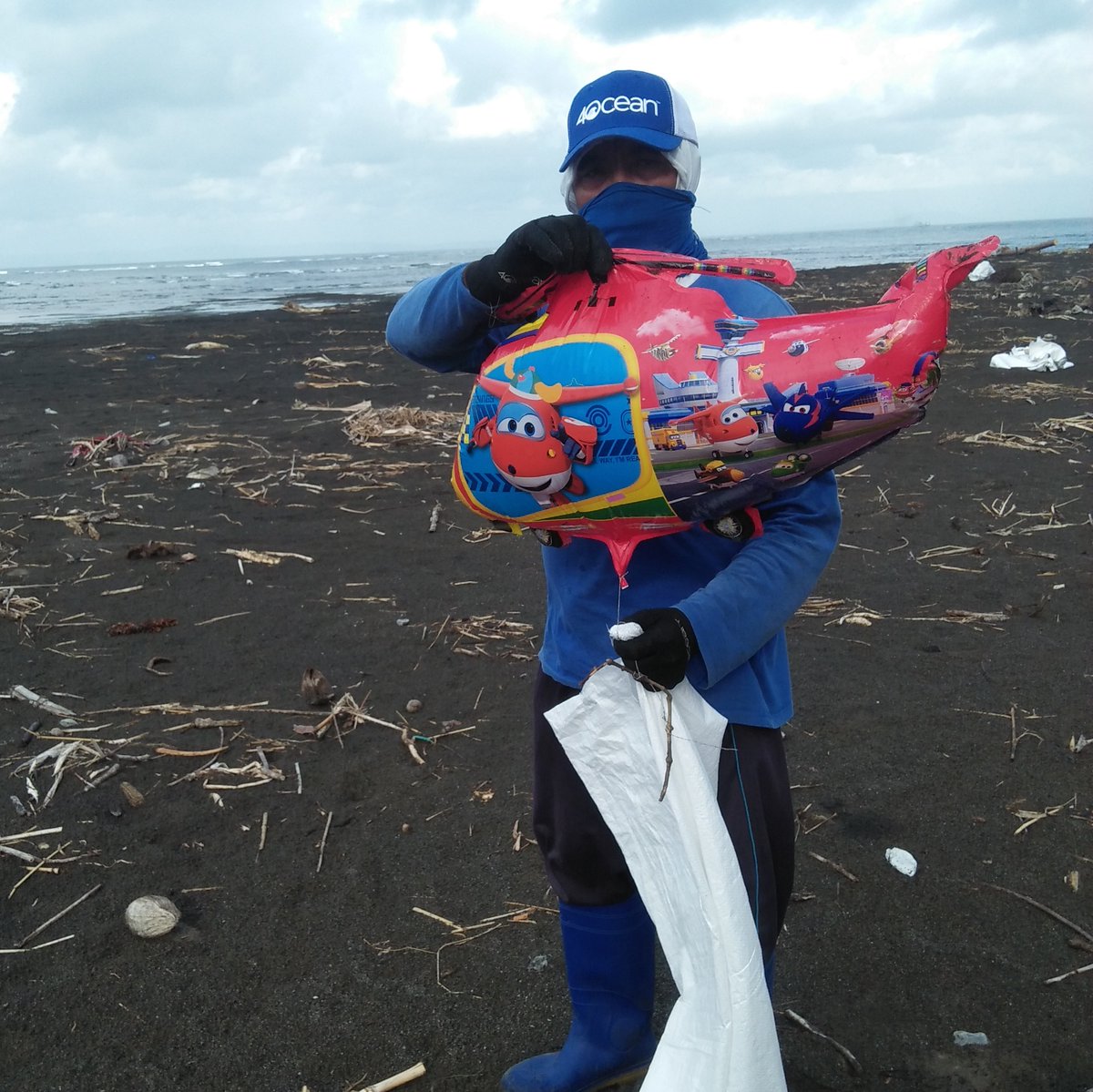 A friendly reminder from our cleanup crews that what goes up, must come down 🎈⁠
⁠
Please don't release balloons into the air. They'll deflate and land in the environment. In fact, balloons, fishing gear, and plastic bags are the biggest entanglement threat to marine animals.