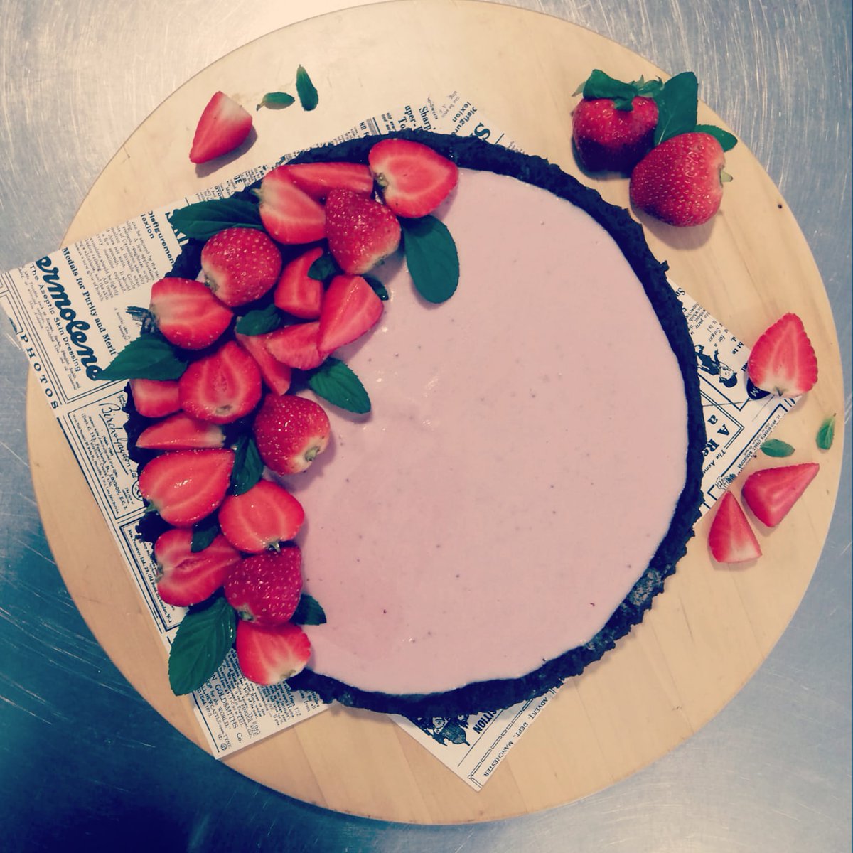 Uno de mis postres favoritos. Me recuerda muchísimo al sabor del petit suisse que tanto me gustaba de niña. 
Tartaleta de fresa y chocolate