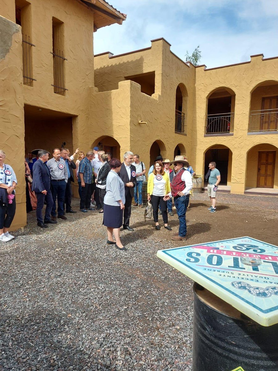 MWL_LSA's tweet photo. Minister @WillingmannA hat ‚Fort Bent‘, das neue Hotel in der Westernstadt Pullman City, #Hasselfelde, eingeweiht: „Nachbau des 1833 errichteten BENT‘S OLD FORT lädt zum Verweilen in der Westernstadt ein. Echte Bereicherung des Harz-Tourismus! Auch durch Förderung des Landes!“ https://t.co/nRWxTUVaL6