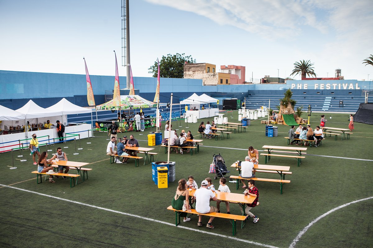 PheFestival's tweet photo. En #Phe2020 abrimos las puertas a la música pero también a que disfrutes de una completa experiencia. 🍺🍔👚  Terraza al aire libre donde poder tomar algo y disfrutar de una variada oferta gastronómica y coctelería, así como una pequeña y cuidada selección de marcas. 

[Sigue ⬇️] https://t.co/Bv3LDADsmA