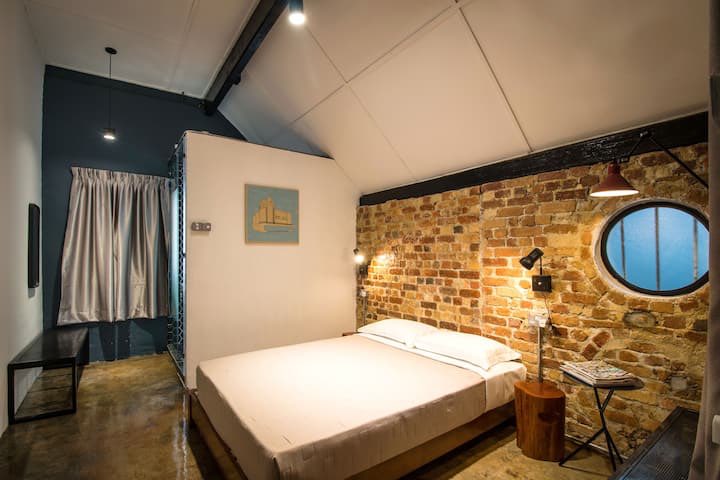 The Brownstone Hostel (RM130/night)This one is totally instagram worthy  The space is so cantikkk and aesthetic!!  Breakfast is provided too!  - Wifi, aircond & iron- Courtyard & rooftop garden- Pantry area - Free parking More details: https://airbnb.com/rooms/29408128?location=ipoh%20&source_impression_id=p3_1598105068_b%2BeLQaJFAMMaqqWS&guests=2&adults=2