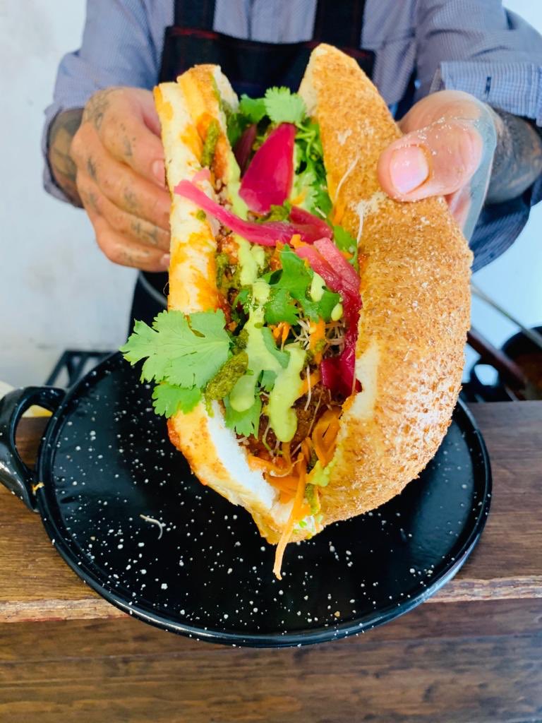 Cáigale por su desayuno emparedado de albóndigas de cochinita con pesto de pepita y habanero