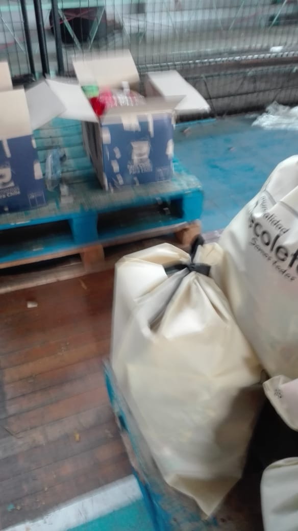 SmokMauricio's tweet photo. Muchos me han preguntado: ¿por qué las cajas llegaron abiertas? ¿Por qué faltan cosas?
También me mandan hechos para investigar, como esté, donde muestran que en recoleta las cajas se ocupan para hacer política.
Las cajas no son propiedad de la municipalidad, SINO DE LAS PERSONAS https://t.co/wjogfZ5zw9
