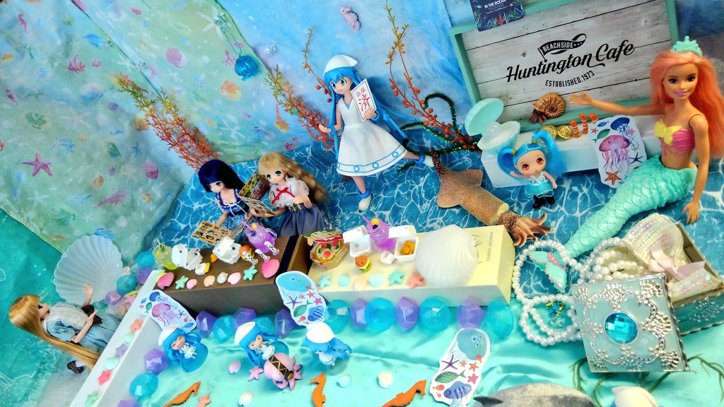 bakenyan21's tweet photo. 「フッフッフッ。この深海レストランは今から私が侵略するゲソ!」
「…ねーあいかちゃん、やっぱり海で食べるチキンは、シーチキンになるのかなー?(もぐもぐ)」
「それより、なんでフィッシュディッパーは復活しないのかしら?」
「…誰も聞いてないゲソ…」
#DOF11 #イカ娘
#えっくすきゅーと https://t.co/MvYScUoWc4