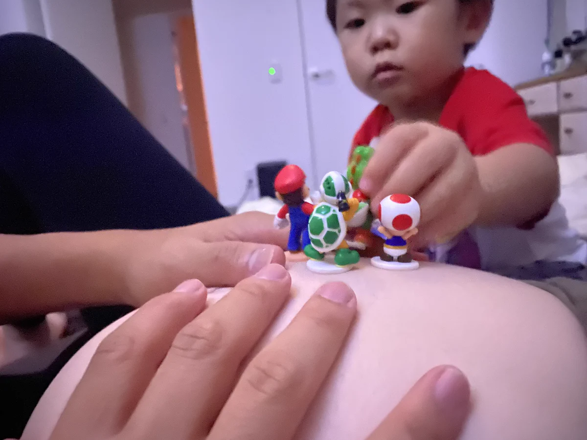 「胎動すごいから触ってみてー。」って言った後ウトウトしてたら「マリオ達の集会所になってた」