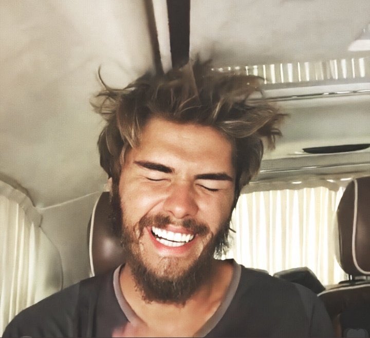 Çok güzel gülüyorsun be. Hep gülsene.
SevdanınAdı BarışMuratYağcı