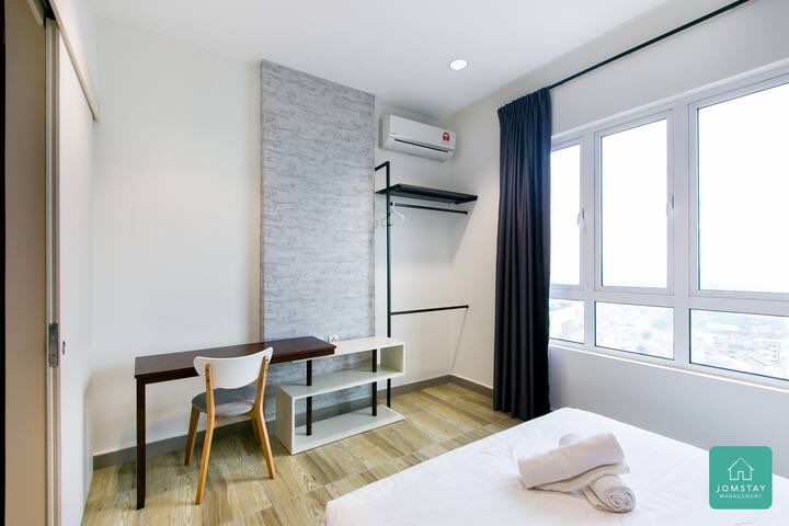 Octagon Suite 4 (RM147/night)RM147 for 5pax, harga sangat berpatutan dengan view Ipoh  Apartment nampak kemas & bersih - Fully equipped kitchen & home appliances- Private parking provided- Wifi, aircond, tv & iron- Swimming poolMore details: https://www.airbnb.com/rooms/39658013?location=ipoh%20&source_impression_id=p3_1598110955_3BN4OoCz5flFWoOf&guests=5&adults=5