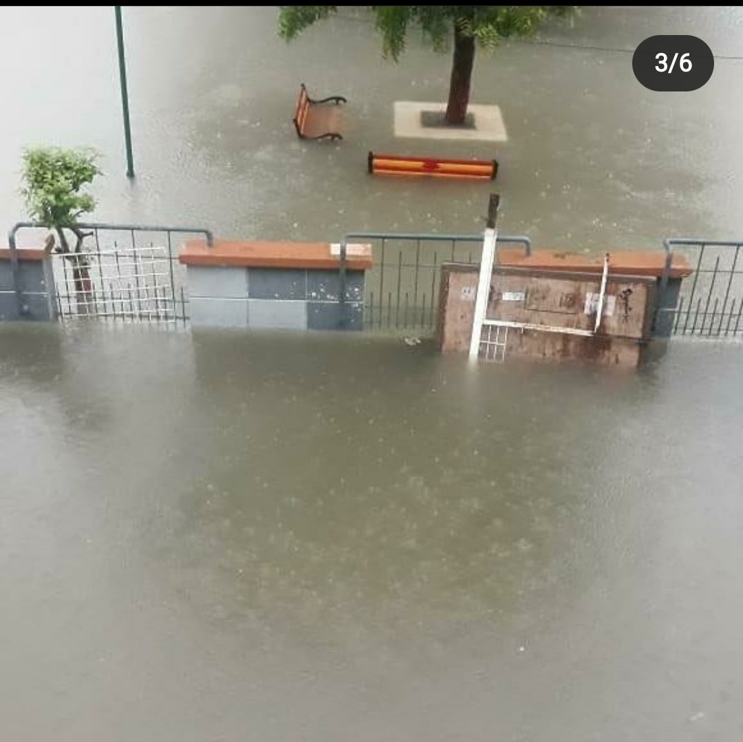SachinNandanwal's tweet photo. इंदौर के कई घरों में 3 फिट तक पानी भर गया है इन घरो में वही छात्र रहते हैं जिन्हें 24/08/2020 से #rgpv द्वारा आयोजित अंतिम सेमेस्टर की परीक्षा ऑनलाइन माध्यम से देना हैं ।
बेचारे छात्र अब कर भी क्या सकते हैं ?
#LifeOverExam
#cancelfinalyearexams
@ChouhanShivraj
@narendramodi https://t.co/4x74eGTYeu