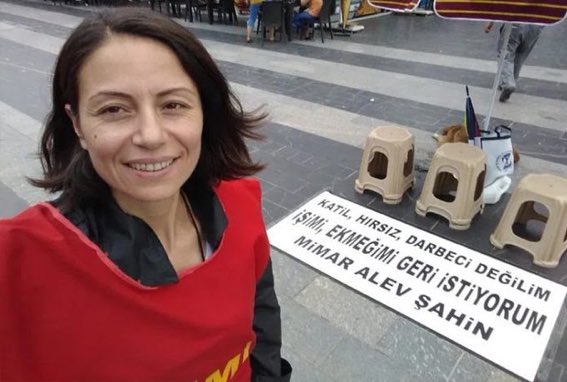 PoliteknikBilgi's tweet photo. Mesleğinin gereğini yaptığı için KHK ile işinden çıkarılan ve  yıllardır çalışma hakkı için direnen mimar #AlevŞahinYalnızDeğildir https://t.co/fu0WdMyYY1