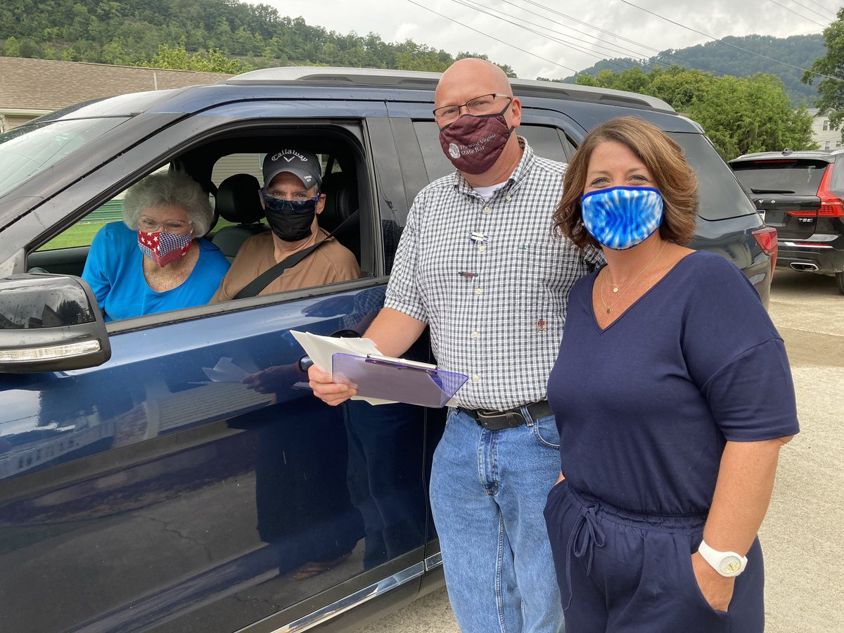 KuenzelLaw's tweet image. Sometimes we need to think outside the box. So, what do we do-improvise, “drive-up” Will signing. We would like to thank our clients for their patience during the turbulent times in which we find ourselves.  
(*Though not readily apparent from the photo, everyone was smiling 😊).