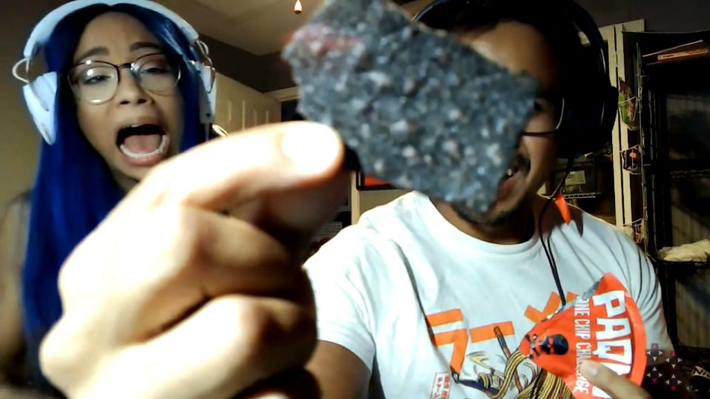 UpUpDwnDwn's tweet photo. .@iammikaze how could you even suggest this to @SashaBanksWWE 🤯 This man is raising the bar on our #SSST2020 with the #onechipchallenge... and right before #SummerSlam no less! 🔥 So who’s gunna feel the burn??
Watch it here: https://t.co/qcfczswN1v https://t.co/iFasYIXqiw