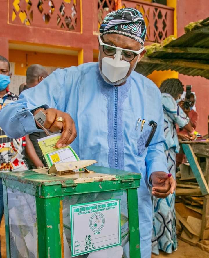 DonaldOjogo's tweet photo. Ondo LG Poll:Gov. Oluwarotimi Akeredolu, SAN, casting his vote in his Unit 6, Ward 5, Ijebu Owo on Saturday https://t.co/LZgVPbCdPM